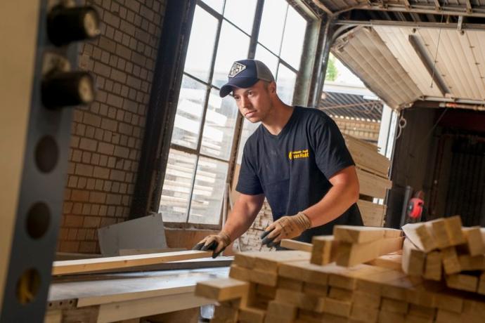 persoon aan het werk in de frezerij