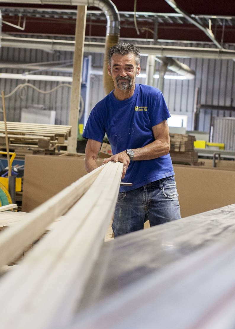 Gepassioneerde operator aan het werk aan een zaagmachine